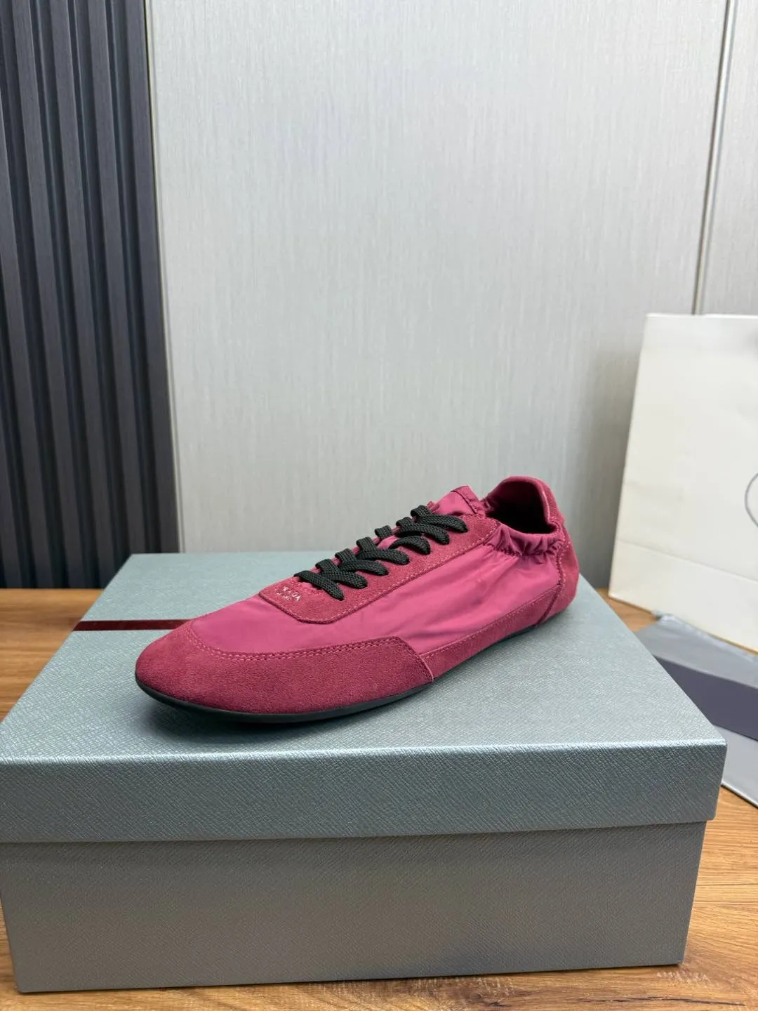 Men's Shoes💰500💰Men's PRADA 2025 Early Spring Collapse New Sports Shoes Moral Training Shoes Collapse's name comes from the fact that it can be easily put on and taken off with bare hands ~ The light and comfortable features create a more relaxed and casual look, and the side elastic design can be worn twice! Super comfortable catwalk sneakers, as thin and light as ballet slippers, as comfortable as sneakers, comfortable and super light on the feet. Fabric: frosted cowhide leather spliced ​​with nylon cloth, cowhide foot pads, men's size 38-45